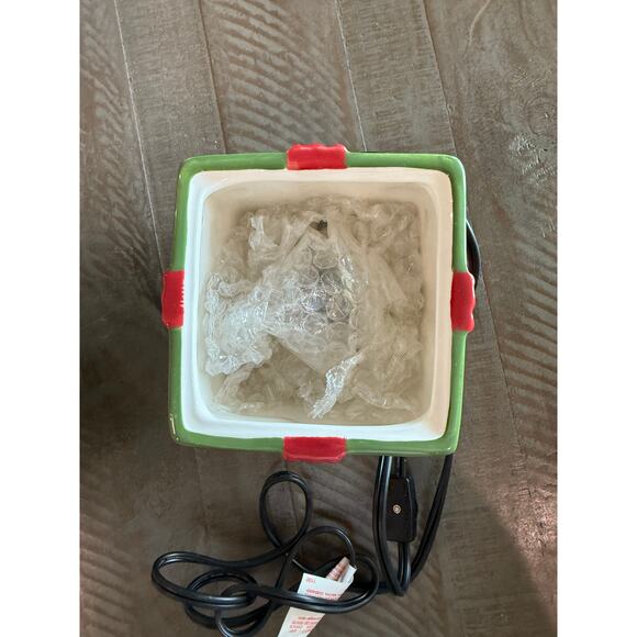 Scentsy Warmer All Wrapped Up Holiday Collection Full size With Original Box - Picture 3 of 8